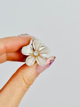 Load image into Gallery viewer, Mini flower shaped hair claws
