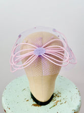 Load image into Gallery viewer, Vintags 1930s Fascinator with Veil
