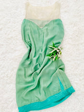 Load image into Gallery viewer, Vintage 1920s emerald green Art Deco dress
