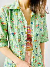 Load image into Gallery viewer, Vintage 1940s green floral duster dress coat with pink buttons
