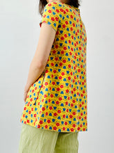 Load image into Gallery viewer, Vintage 1960s Mod yellow daisy top
