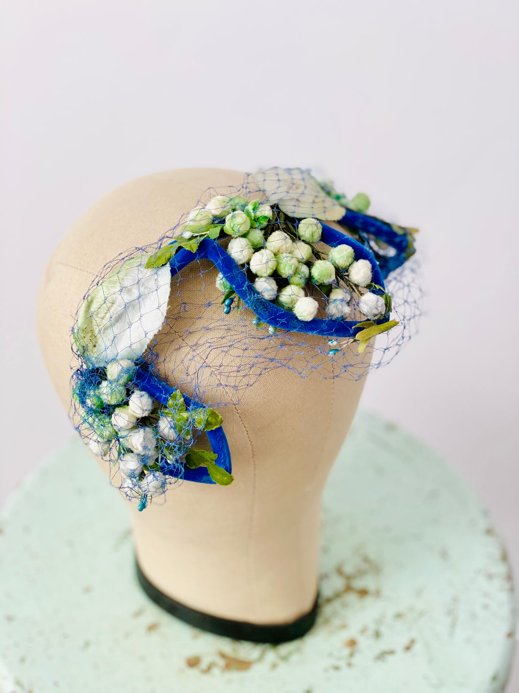 Vintage 1930s fascinator green velvet millinery flowers