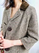 Load image into Gallery viewer, Vintage 1940s tweed jacket velvet collar large buttons
