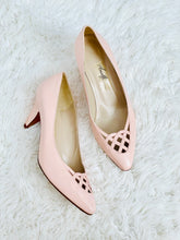 Load image into Gallery viewer, Vintage pastel pink Italian leather heels
