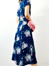 Load image into Gallery viewer, Vintage 1940s Novelty Print Dress Ladies w Parasols
