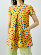 Load image into Gallery viewer, Vintage 1960s Mod yellow daisy top
