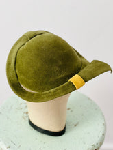 Load image into Gallery viewer, Vintage 1940s olive green hat

