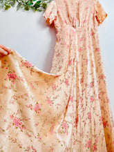 Load image into Gallery viewer, Vintage 1930s Peach Floral Dressing Gown
