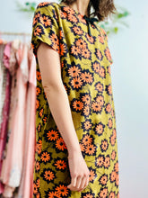 Load image into Gallery viewer, Vintage 1960s daisy print mod dress
