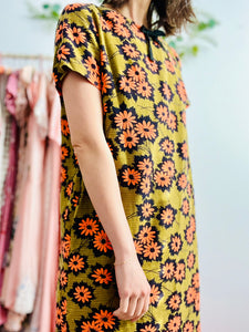 Vintage 1960s daisy print mod dress