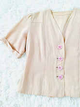 Load image into Gallery viewer, Vintage 1940s champagne pink rayon top w celluloid buttons
