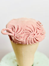 Load image into Gallery viewer, Vintage 1940s dusty pink velvet fascinator
