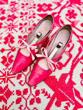 Load image into Gallery viewer, Vintage pink heels w ribbon bow
