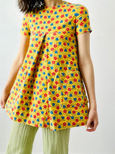 Load image into Gallery viewer, Vintage 1960s Mod yellow daisy top
