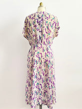 Load image into Gallery viewer, Vintage 1940s novelty print dress woven neckline secret garden
