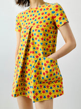 Load image into Gallery viewer, Vintage 1960s Mod yellow daisy top
