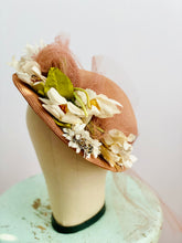 Load image into Gallery viewer, Vintage 1940s mauve pink millinery hat with tulle
