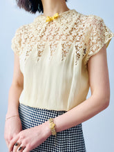 Load image into Gallery viewer, Vintage 1940s beige lace top
