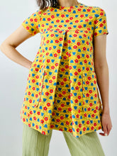 Load image into Gallery viewer, Vintage 1960s Mod yellow daisy top
