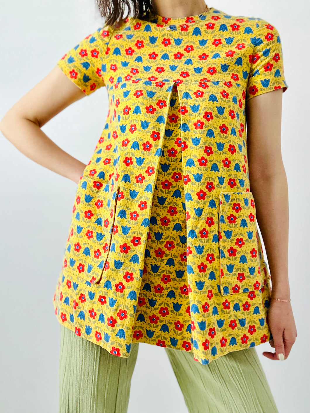 Vintage 1960s Mod yellow daisy top