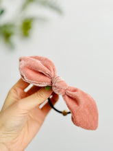 Load image into Gallery viewer, Pink velvet bow hair tie
