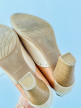 Load image into Gallery viewer, Vintage tan leather lace up oxford heels
