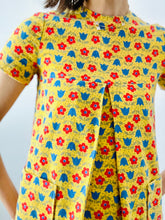 Load image into Gallery viewer, Vintage 1960s Mod yellow daisy top
