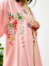 Load image into Gallery viewer, Vintage pastel pink daisy florals Japanese kimono

