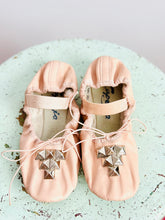 Load image into Gallery viewer, Vintage pink leather ballet flats with studs
