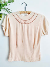Load image into Gallery viewer, Vintage 1940s pastel pink rayon top w rosette
