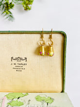 Load image into Gallery viewer, Lovely vintage glass floral earrings
