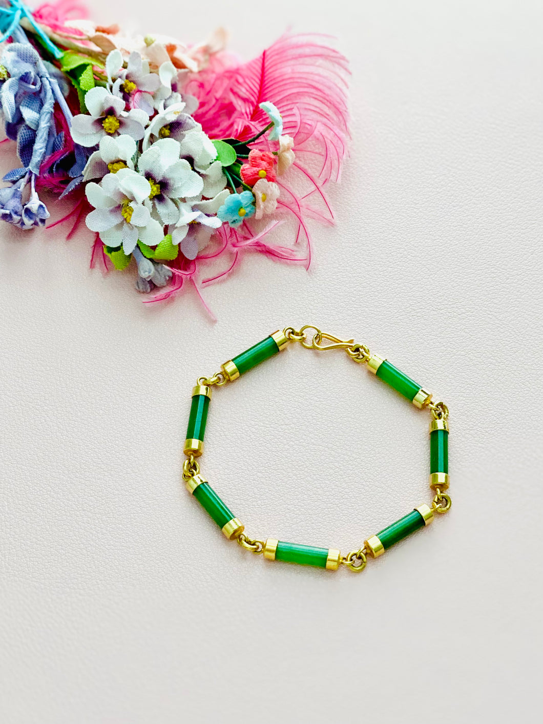 Vintage emerald green jade beaded bracelet
