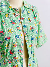 Load image into Gallery viewer, Vintage 1940s green floral duster dress coat with pink buttons
