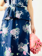 Load image into Gallery viewer, Vintage 1940s Novelty Print Dress Ladies w Parasols
