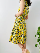 Load image into Gallery viewer, Vintage novelty print lemon floral dress w matching belt
