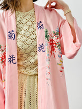 Load image into Gallery viewer, Vintage pastel pink daisy florals Japanese kimono
