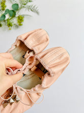 Load image into Gallery viewer, Vintage pink leather ballet flats with studs
