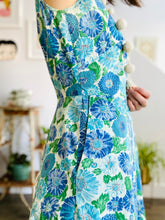 Load image into Gallery viewer, Vintage 1940s cotton floral blue daisies dress
