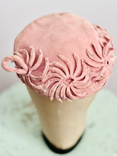 Load image into Gallery viewer, Vintage 1940s dusty pink velvet fascinator

