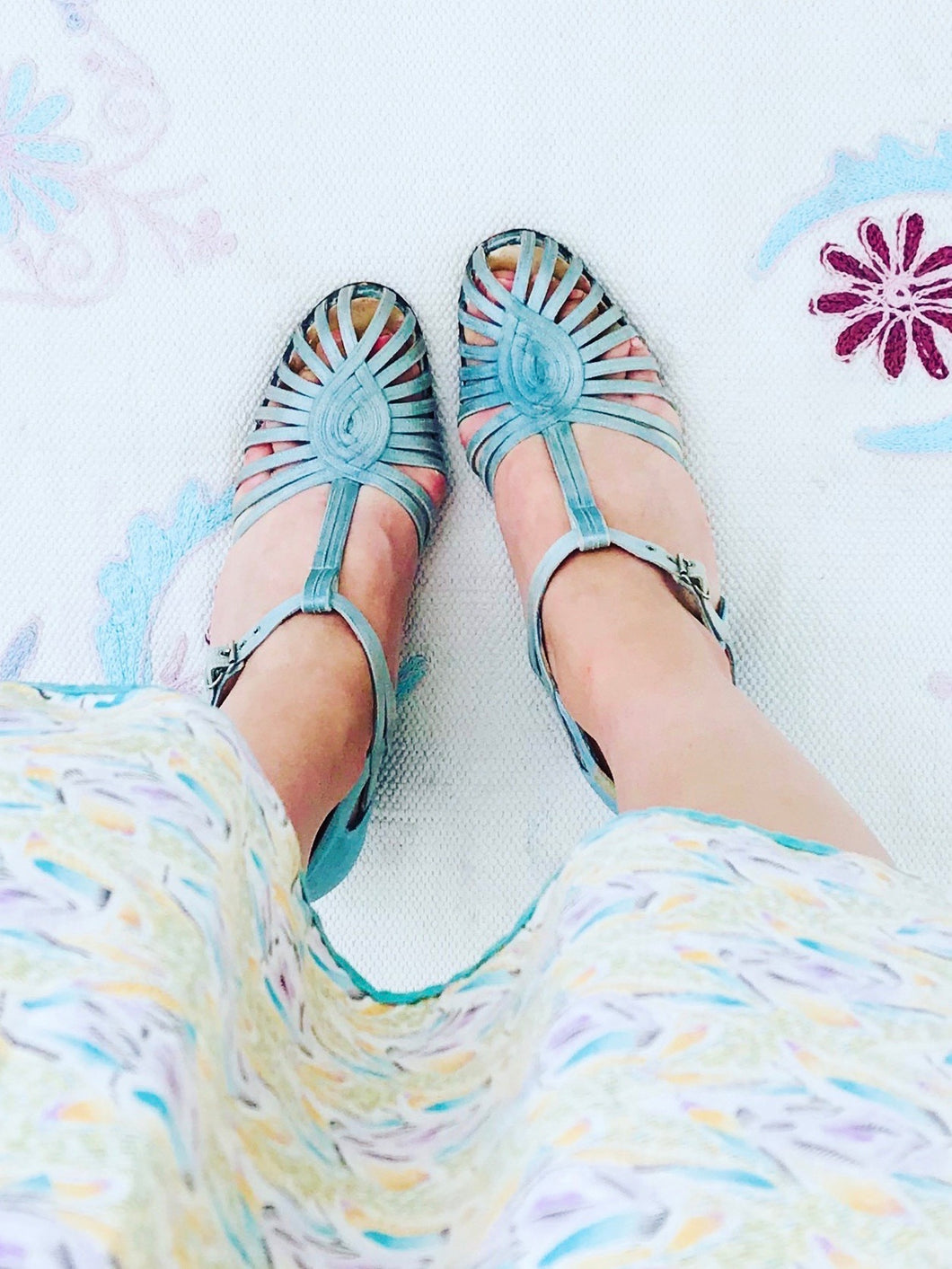 1920s Turquoise color satin heels on model 