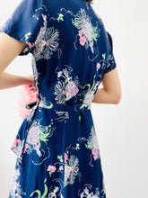 Load image into Gallery viewer, Vintage 1940s Novelty Print Dress Ladies w Parasols
