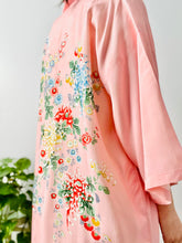 Load image into Gallery viewer, Vintage pastel pink daisy florals Japanese kimono
