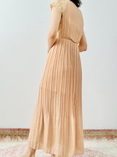 Load image into Gallery viewer, Vintage dusty pink pleated dress
