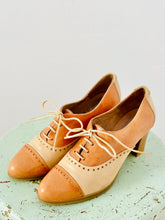 Load image into Gallery viewer, Vintage tan leather lace up oxford heels
