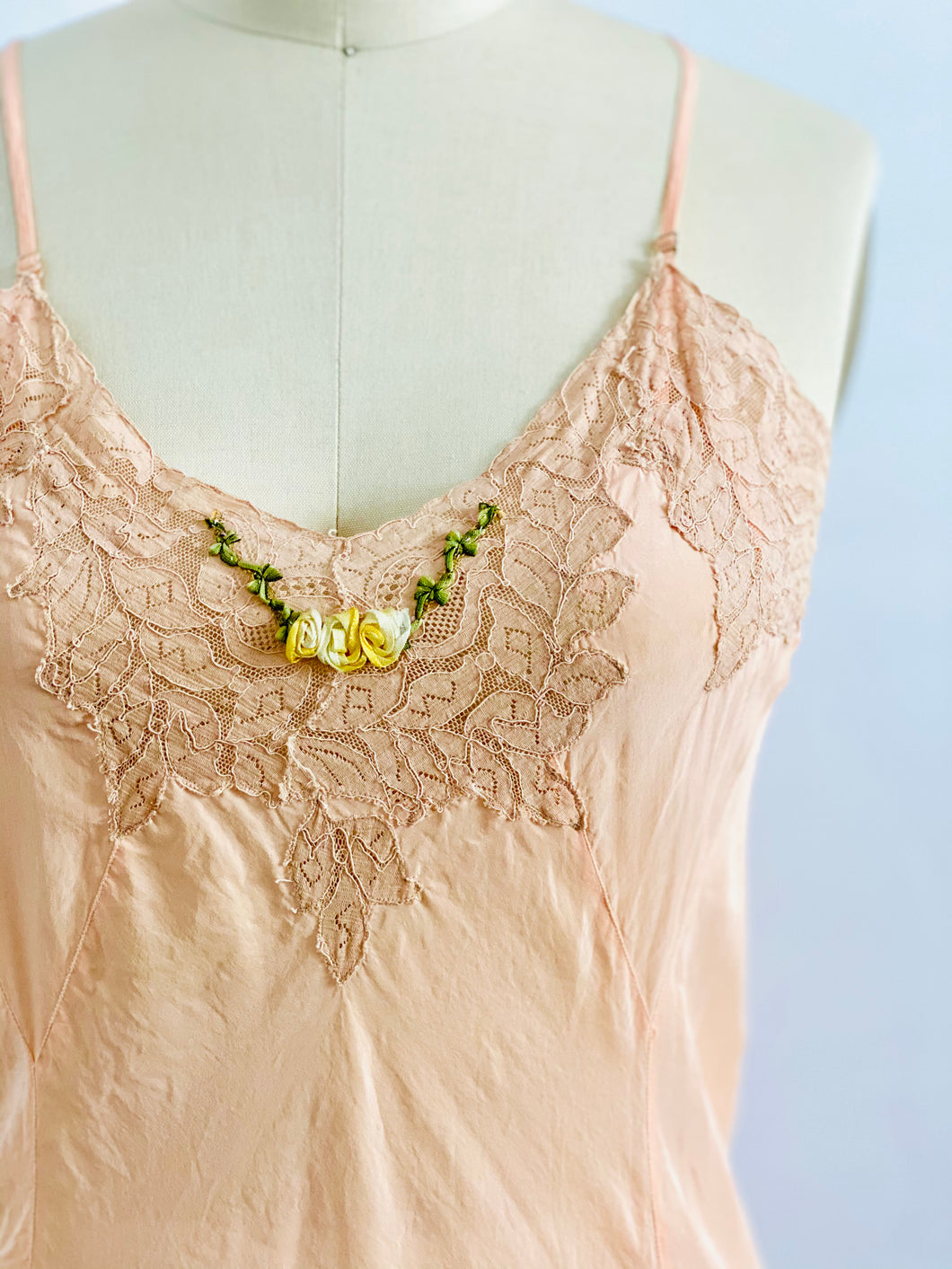 Vintage 1930s peach lingerie slip with ribbonwork flowers