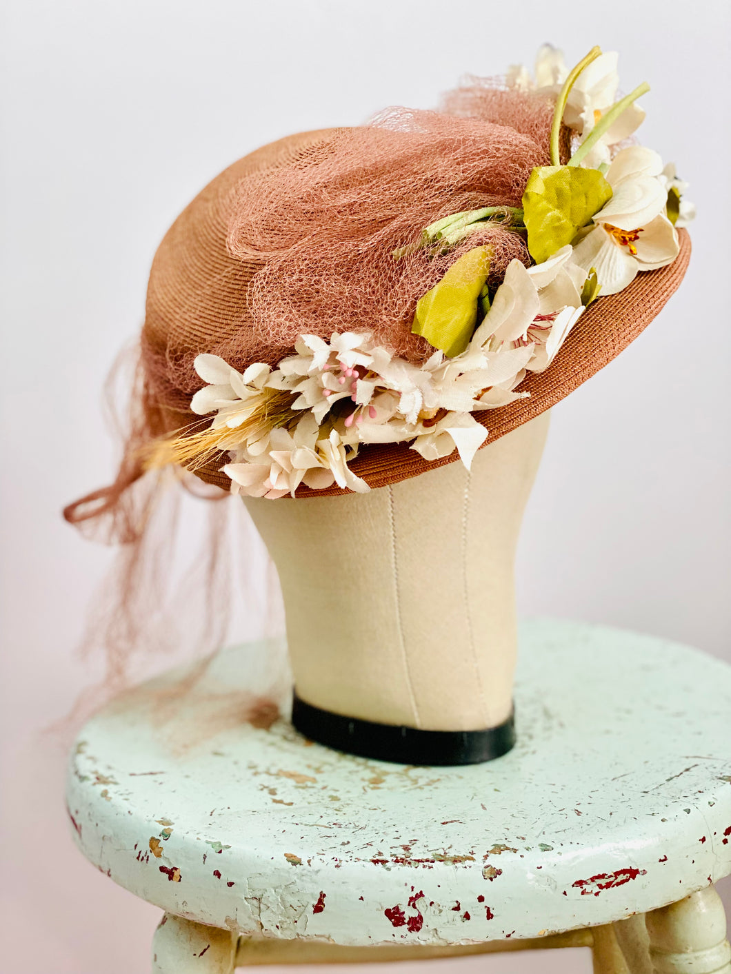 Vintage 1940s mauve pink millinery hat with tulle