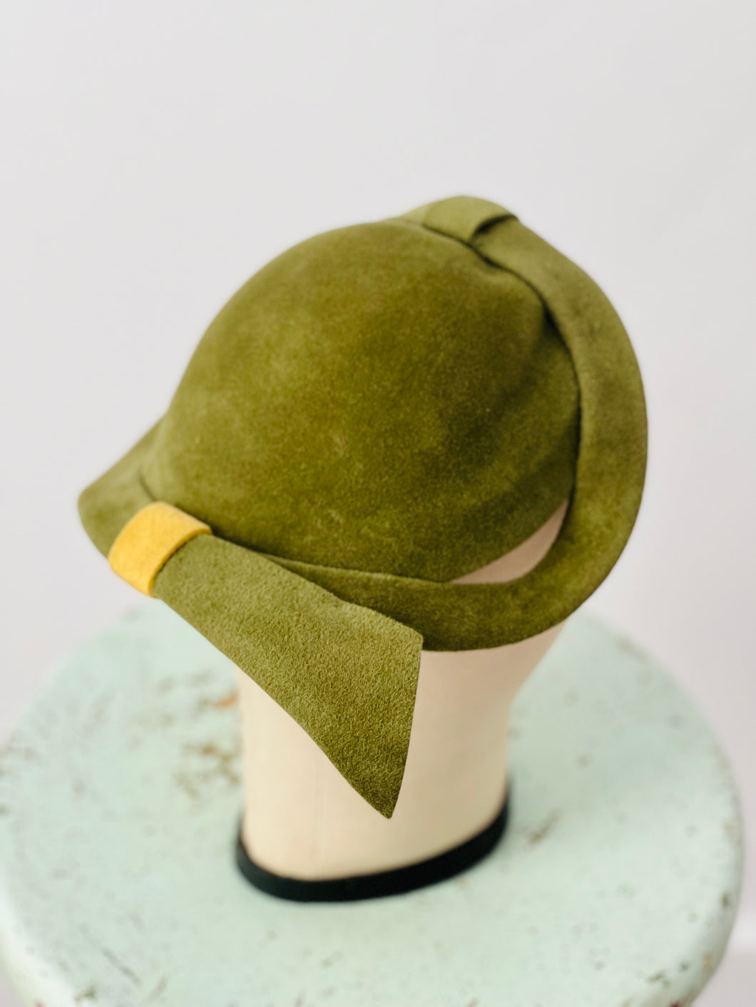 Vintage 1940s olive green hat