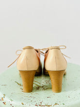 Load image into Gallery viewer, Vintage tan leather lace up oxford heels
