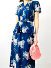 Load image into Gallery viewer, Vintage 1940s Novelty Print Dress Ladies w Parasols
