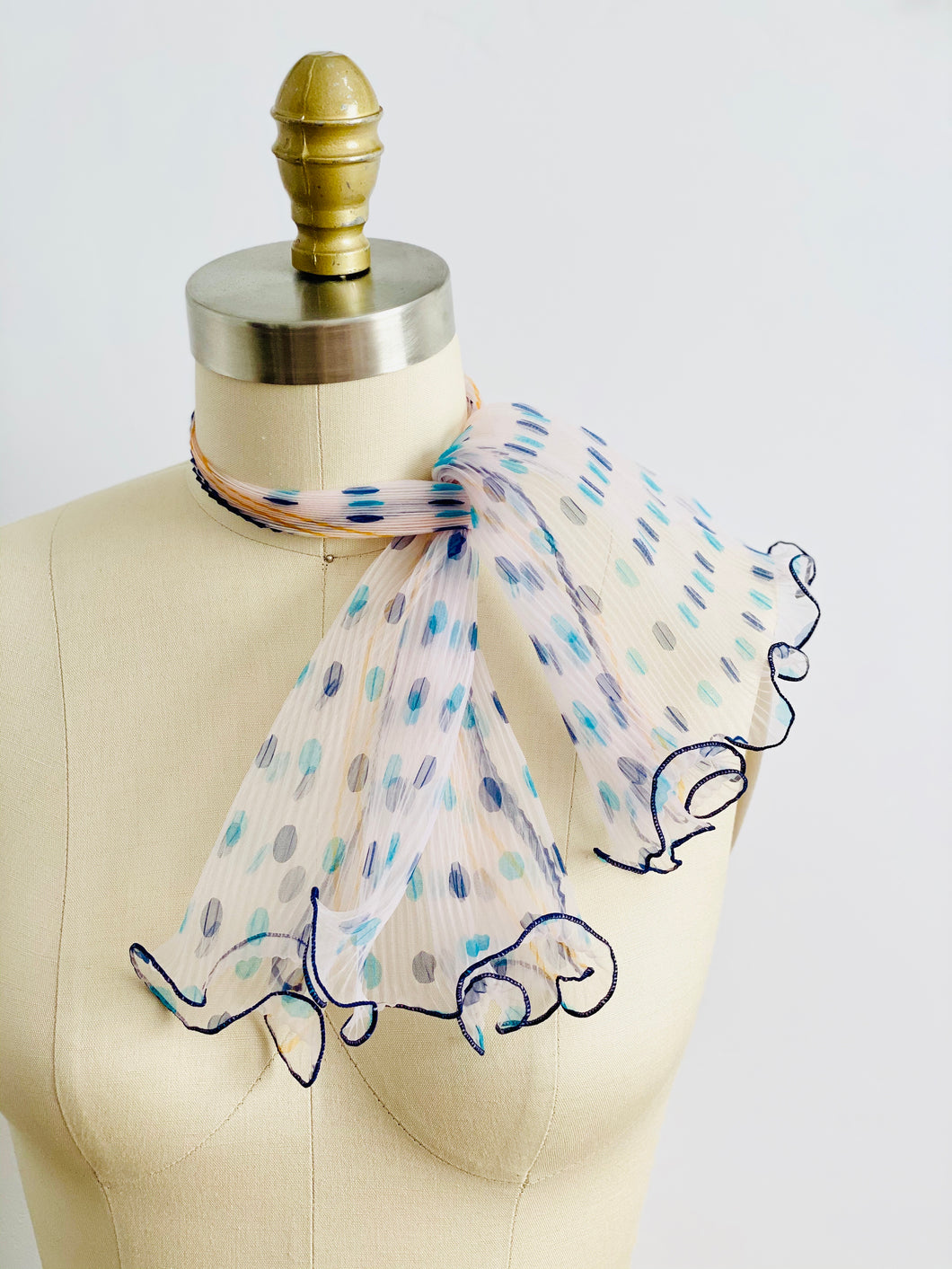 mannequin display a 1940s polka dot scarf 